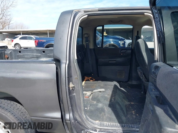 2001 Dodge Dakota z VIN 1B7HL2AX51S333575, wystawiony jako IAAI lot #41782582 z przebiegiem 291 640 mil mil oraz . Historia ofert i sprzedaży dostępna na DreamBid. Obrazek 8.