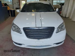 2014 Chrysler 200 LX z VIN 1C3CCBAB7EN124877, wystawiony jako Copart lot #57773115 z przebiegiem 143 023 mil mil oraz Szkody całkowita. Historia ofert i sprzedaży dostępna na DreamBid. Obrazek 5.