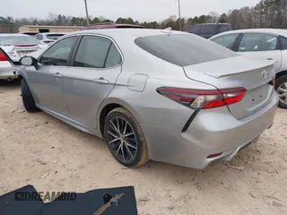 2024 Toyota Camry SE z VIN 4T1G11AK2RU211798, wystawiony jako IAAI lot #41613966 z przebiegiem 32 689 mil mil oraz . Historia ofert i sprzedaży dostępna na DreamBid. Obrazek 3.
