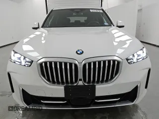 2024 BMW X5 xDrive40i z VIN 5UX23EU01R9T52728, wystawiony jako Copart lot #49401515 z przebiegiem 512 mil mil oraz Tytuł czysty. Historia ofert i sprzedaży dostępna na DreamBid. Obrazek 5.