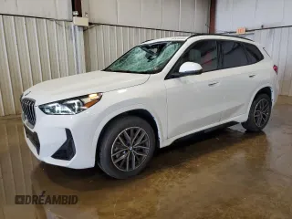 2025 BMW X1 xDrive28i z VIN WBX73EF06S5063719, wystawiony jako Copart lot #57326445 z przebiegiem 5 034 mil mil oraz Szkoda całkowita • Salvage title. Historia ofert i sprzedaży dostępna na DreamBid. Obrazek 1.