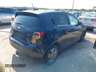 2016 Chevrolet Sonic LT z VIN 1G1JC6SH1G4121018, wystawiony jako IAAI lot #42501319 z przebiegiem 146 008 mil mil oraz . Historia ofert i sprzedaży dostępna na DreamBid. Obrazek 4.