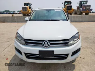 2013 Volkswagen Touareg Exec z VIN WVGEF9BP3DD012463, wystawiony jako Copart lot #57499915 z przebiegiem 104 981 mil mil oraz Szkody całkowita. Historia ofert i sprzedaży dostępna na DreamBid. Obrazek 5.