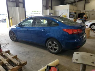 2018 Ford Focus SE z VIN 1FADP3FE2JL332464, wystawiony jako Copart lot #55649215 z przebiegiem 95 541 mil mil oraz Czysty tytuł • Clean title. Historia ofert i sprzedaży dostępna na DreamBid. Obrazek 2.