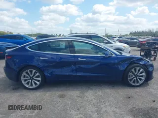 2020 Tesla Model 3 Standard Range Plus z VIN 5YJ3E1EA6LF785622, wystawiony jako IAAI lot #42080180 z przebiegiem 34 133 mil mil oraz . Historia ofert i sprzedaży dostępna na DreamBid. Obrazek 13.