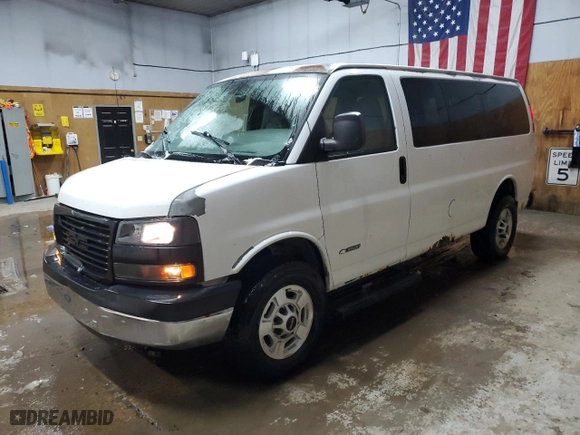 2006 Chevrolet Express Passenger with VIN 1GAHG35U061177638, listed as a Copart auction lot 83433844 with 115,434 mi miles and Clean Title. Bid and sale history available at carsss.com. Image 1.