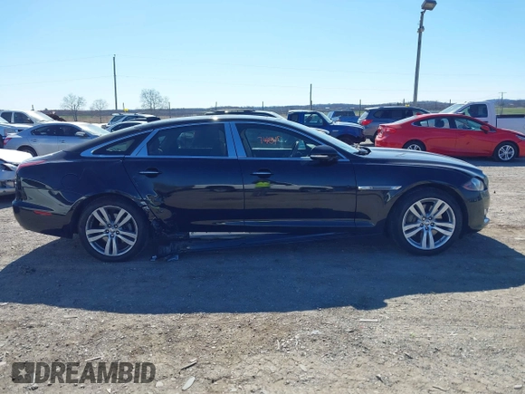 2018 Jaguar XJ Portfolio z VIN SAJWJ2GD2J8W13463, wystawiony jako IAAI lot #41897451 z przebiegiem 70 448 mil mil oraz . Historia ofert i sprzedaży dostępna na DreamBid. Obrazek 13.