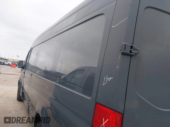 2019 Mercedes-Benz Sprinter Cargo z VIN WD4PF1CD9KP127024, wystawiony jako IAAI lot #40745606 z przebiegiem 127 630 mil mil oraz . Historia ofert i sprzedaży dostępna na DreamBid. Obrazek 14.