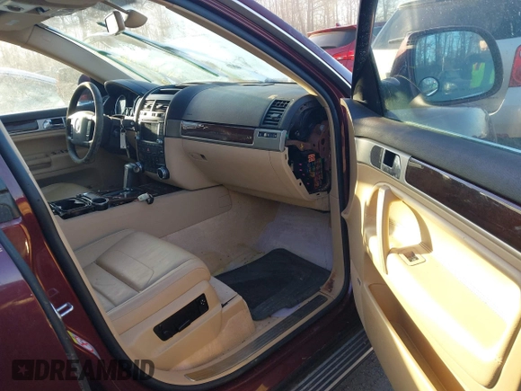 2008 Volkswagen Touareg V6 z VIN WVGBE77L38D044092, wystawiony jako IAAI lot #41766743 z przebiegiem Nie podano mil oraz . Historia ofert i sprzedaży dostępna na DreamBid. Obrazek 5.