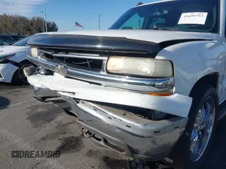 2002 Chevrolet Suburban LS with VIN 1GNEC16T32J198422, listed as a IAAI auction lot 41699753 with 204,504 mi miles. Bid and sale history available at carsss.com. Image 6.