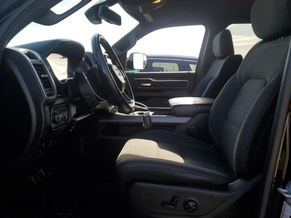 2019 Ram 1500 Big Horn z VIN 1C6RREBT1KN617342, wystawiony jako Copart lot #53866005 z przebiegiem 69 858 mil mil oraz Szkoda całkowita • Salvage title. Historia ofert i sprzedaży dostępna na DreamBid. Obrazek 7.