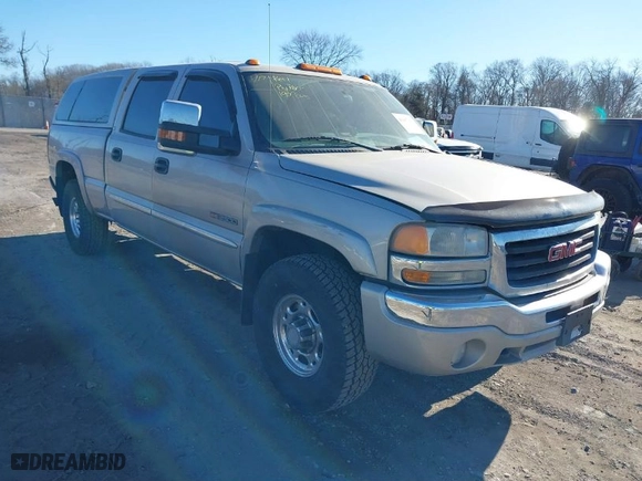 2004 GMC Sierra 2500 Crew Cab SLE with VIN 1GTGK23U04F212497, listed as a IAAI auction lot 41457350 with 220,444 mi miles. Bid and sale history available at carsss.com. Image 1.