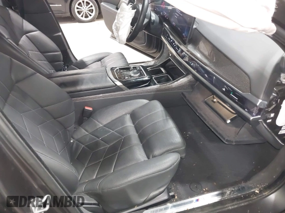 2023 BMW i7 xDrive60 z VIN WBY53EJ07PCM80196, wystawiony jako IAAI lot #41666074 z przebiegiem 25 640 mil mil oraz . Historia ofert i sprzedaży dostępna na DreamBid. Obrazek 5.