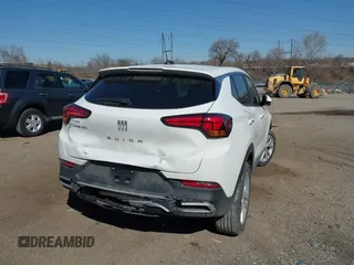 2024 Buick Encore GX Preferred z VIN KL4AMCSL1RB002336, wystawiony jako IAAI lot #41700398 z przebiegiem 13 901 mil mil oraz . Historia ofert i sprzedaży dostępna na DreamBid. Obrazek 17.