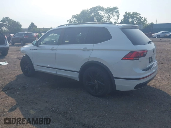 2023 Volkswagen Tiguan SE R-Line Black z VIN 3VV8B7AX9PM055640, wystawiony jako IAAI lot #42411380 z przebiegiem 68 922 mil mil oraz . Historia ofert i sprzedaży dostępna na DreamBid. Obrazek 3.