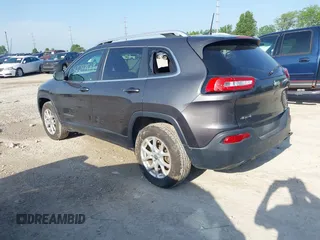 2017 Jeep Cherokee Latitude z VIN 1C4PJMCB7HW501797, wystawiony jako IAAI lot #42277579 z przebiegiem 107 639 mil mil oraz . Historia ofert i sprzedaży dostępna na DreamBid. Obrazek 3.