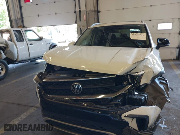 2022 Volkswagen Taos SE z VIN 3VVLX7B20NM064027, wystawiony jako IAAI lot #40429741 z przebiegiem 31 290 mil mil oraz . Historia ofert i sprzedaży dostępna na DreamBid. Obrazek 13.