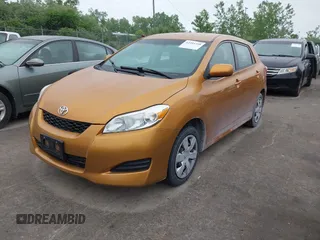 2010 Toyota Matrix z VIN 2T1KU4EE4AC299461, wystawiony jako IAAI lot #42354358 z przebiegiem 137 856 mil mil oraz . Historia ofert i sprzedaży dostępna na DreamBid. Obrazek 2.