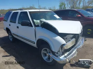 1998 Chevrolet Blazer LS z VIN 1GNCS13W6W2122038, wystawiony jako IAAI lot #42094004 z przebiegiem 70 017 mil mil oraz . Historia ofert i sprzedaży dostępna na DreamBid. Obrazek 1.