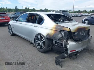 2009 BMW 7 Series 750Li z VIN WBAKB83569CY58462, wystawiony jako IAAI lot #40134644 z przebiegiem Nie podano mil oraz . Historia ofert i sprzedaży dostępna na DreamBid. Obrazek 3.