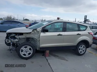 2018 Ford Escape S z VIN 1FMCU0F76JUA99595, wystawiony jako IAAI lot #42369434 z przebiegiem 19 207 mil mil oraz . Historia ofert i sprzedaży dostępna na DreamBid. Obrazek 15.