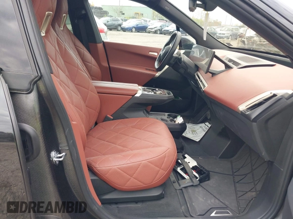 2024 BMW iX xDrive50 z VIN WB523CF03RCN81221, wystawiony jako IAAI lot #42029754 z przebiegiem Nie podano mil oraz . Historia ofert i sprzedaży dostępna na DreamBid. Obrazek 5.
