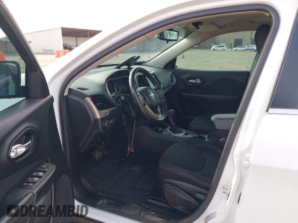 2016 Jeep Cherokee Latitude with VIN 1C4PJMCS1GW185442, listed as a IAAI auction lot 42033699 with 123,306 mi miles. Bid and sale history available at carsss.com. Image 5.