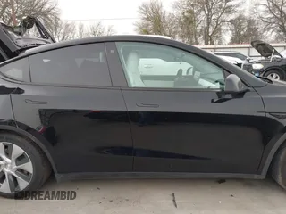2022 Tesla Model Y Long Range z VIN 7SAYGAEE5NF428327, wystawiony jako IAAI lot #41698750 z przebiegiem 26 846 mil mil oraz . Historia ofert i sprzedaży dostępna na DreamBid. Obrazek 22.