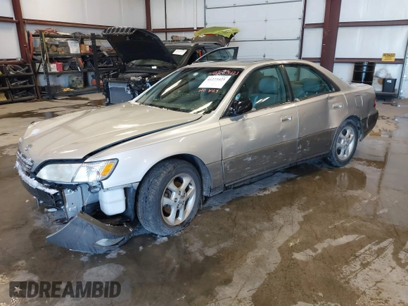 2001 Lexus ES 300 with VIN JT8BF28G010310038, listed as a IAAI auction lot 41273421 with 161,858 mi miles. Bid and sale history available at carsss.com. Image 2.