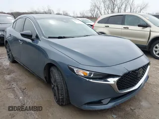 2022 Mazda 3 Carbon Edition z VIN 3MZBPACL2NM310491, wystawiony jako IAAI lot #41981966 z przebiegiem 50 314 mil mil oraz . Historia ofert i sprzedaży dostępna na DreamBid. Obrazek 1.