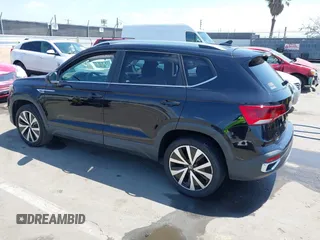 2022 Volkswagen Taos SE z VIN 3VVRX7B2XNM068564, wystawiony jako IAAI lot #42174805 z przebiegiem 26 307 mil mil oraz . Historia ofert i sprzedaży dostępna na DreamBid. Obrazek 3.