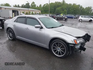2013 Chrysler 300 S z VIN 2C3CCABT5DH660784, wystawiony jako IAAI lot #42308116 z przebiegiem 150 587 mil mil oraz . Historia ofert i sprzedaży dostępna na DreamBid. Obrazek 1.