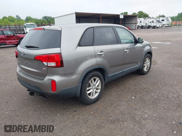 2014 Kia Sorento LX z VIN 5XYKTCA63EG503298, wystawiony jako IAAI lot #42372695 z przebiegiem 106 711 mil mil oraz . Historia ofert i sprzedaży dostępna na DreamBid. Obrazek 4.