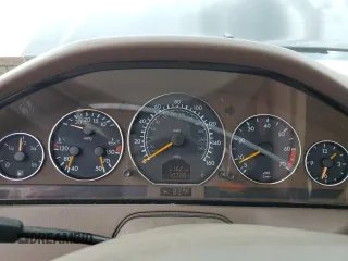 1999 Mercedes-Benz SL 500 z VIN WDBFA68F4XF185727, wystawiony jako Copart lot #58572645 z przebiegiem 107 881 mil mil oraz Szkody całkowita. Historia ofert i sprzedaży dostępna na DreamBid. Obrazek 9.