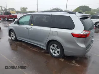 2020 Toyota Sienna LE Auto Access Seat z VIN 5TDKZ3DC2LS053563, wystawiony jako IAAI lot #41592409 z przebiegiem 55 128 mil mil oraz . Historia ofert i sprzedaży dostępna na DreamBid. Obrazek 3.
