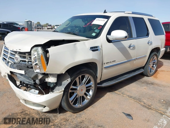 2008 Cadillac Escalade z VIN 1GYEC63828R153028, wystawiony jako IAAI lot #42043110 z przebiegiem 127 122 mil mil oraz . Historia ofert i sprzedaży dostępna na DreamBid. Obrazek 2.