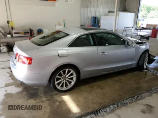 2015 Audi A5 Premium z VIN WAUGFAFR7FA038236, wystawiony jako Copart lot #56318175 z przebiegiem 85 407 mil mil oraz Szkody całkowita. Historia ofert i sprzedaży dostępna na DreamBid. Obrazek 3.