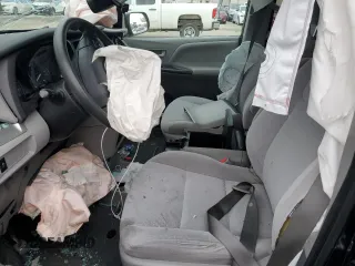 2020 Toyota Sienna LE z VIN 5TDJZ3DC2LS246596, wystawiony jako Copart lot #82495544 z przebiegiem Nie podano mil oraz Szkoda całkowita • Salvage title. Historia ofert i sprzedaży dostępna na DreamBid. Obrazek 7.