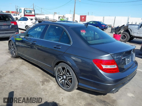 2013 Mercedes-Benz C 250 Sport z VIN WDDGF4HB8DR261166, wystawiony jako IAAI lot #41826220 z przebiegiem 67 660 mil mil oraz . Historia ofert i sprzedaży dostępna na DreamBid. Obrazek 3.