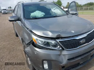 2015 Kia Sorento LX z VIN 5XYKT3A64FG584510, wystawiony jako IAAI lot #42164522 z przebiegiem 113 683 mil mil oraz . Historia ofert i sprzedaży dostępna na DreamBid. Obrazek 6.