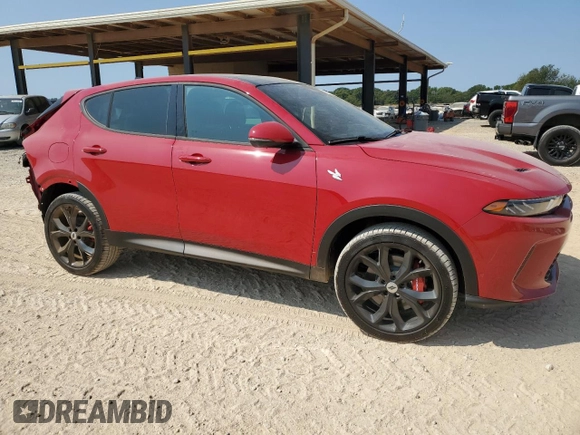 2024 Dodge Hornet GT Plus with VIN ZACNDFANXR3A38888, listed as a Copart auction lot 70686114 with 523 mi miles and Salvage title. Bid and sale history available at DreamBid. Image 4.