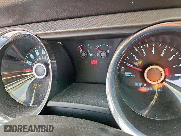 2014 Ford Mustang V6 z VIN 1ZVBP8AM3E5224293, wystawiony jako Copart lot #61583305 z przebiegiem 174 169 mil mil oraz Szkoda całkowita • Salvage title. Historia ofert i sprzedaży dostępna na DreamBid. Obrazek 9.