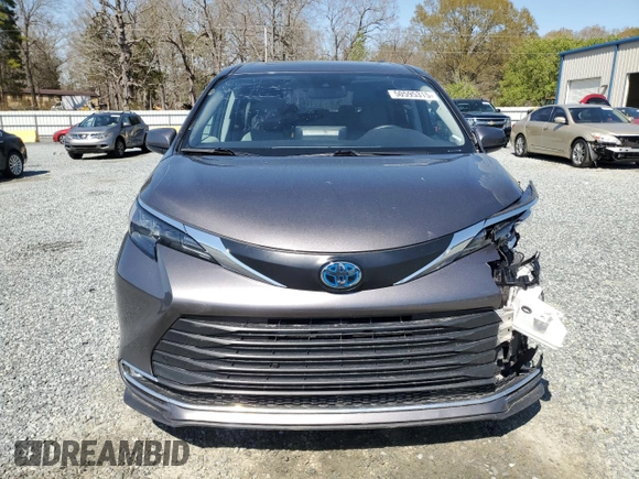 2024 Toyota Sienna XLE z VIN 5TDYRKEC1RS190859, wystawiony jako Copart lot #50595315 z przebiegiem 43 858 mil mil oraz Szkoda całkowita • Salvage title. Historia ofert i sprzedaży dostępna na DreamBid. Obrazek 5.