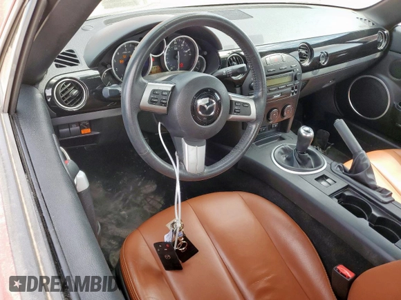 2008 Mazda MX-5 Miata Grand Touring z VIN JM1NC26F180144365, wystawiony jako Copart lot #58216365 z przebiegiem 56 990 mil mil oraz Szkoda całkowita • Salvage title. Historia ofert i sprzedaży dostępna na DreamBid. Obrazek 8.