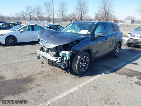 2022 Toyota Highlander XLE with VIN 5TDHZRBH3NS180434, listed as a IAAI auction lot 41640993 with 43,848 mi miles. Bid and sale history available at carsss.com. Image 2.