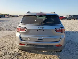 2018 Jeep Compass Latitude z VIN 3C4NJDBB7JT401817, wystawiony jako Copart lot #52244815 z przebiegiem 94 858 mil mil oraz Szkody całkowita. Historia ofert i sprzedaży dostępna na DreamBid. Obrazek 6.