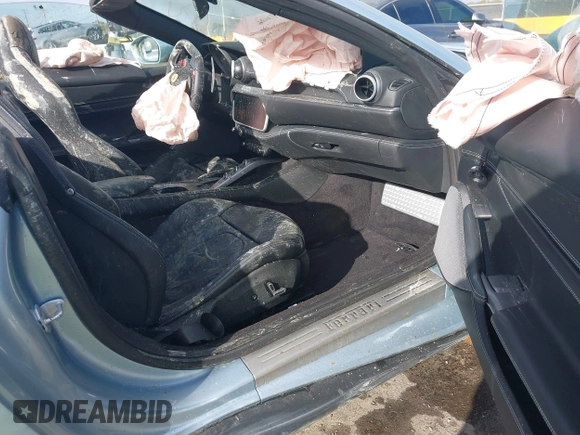 2022 Ferrari Portofino z VIN ZFF02RPA0N0278807, wystawiony jako IAAI lot #41012890 z przebiegiem 5325 mil mil oraz . Historia ofert i sprzedaży dostępna na DreamBid. Obrazek 5.