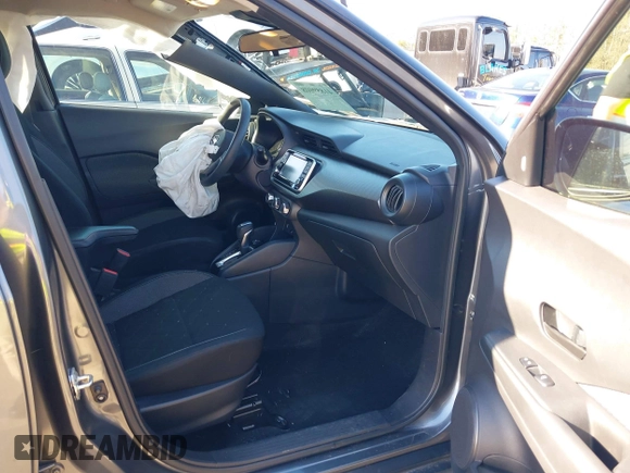 2020 Nissan Kicks S z VIN 3N1CP5BV7LL557951, wystawiony jako IAAI lot #41859008 z przebiegiem 46 566 mil mil oraz . Historia ofert i sprzedaży dostępna na DreamBid. Obrazek 5.