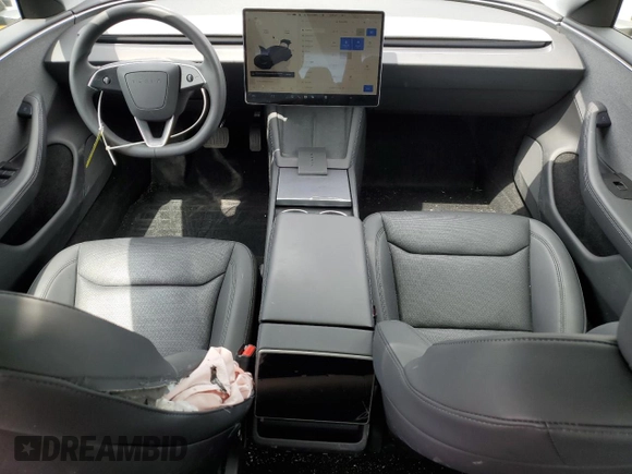 2024 Tesla Model 3 z VIN 5YJ3E1EA6RF739698, wystawiony jako Copart lot #53578755 z przebiegiem 10 847 mil mil oraz Szkody całkowita. Historia ofert i sprzedaży dostępna na DreamBid. Obrazek 8.