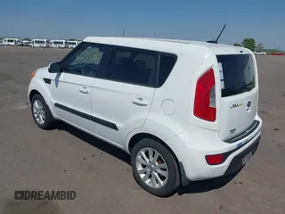 2013 Kia Soul + z VIN KNDJT2A69D7547954, wystawiony jako IAAI lot #42233795 z przebiegiem 128 548 mil mil oraz . Historia ofert i sprzedaży dostępna na DreamBid. Obrazek 3.